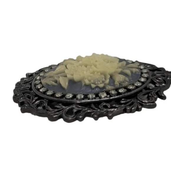 VTG STYLE Flower Cameo Brooch Metal Filigree Carved Noblesse Collection 2003 New - Picture 6 of 8